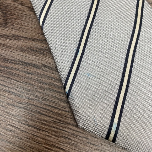 ISAIA 7 Fold Silver w/ Black & White Stripe Tie - Picture 6 of 7